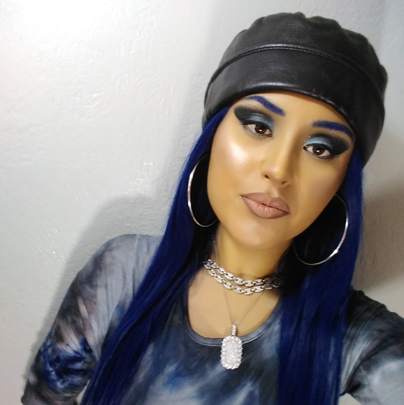 Clothes & Accessories - Picture 5 of 7